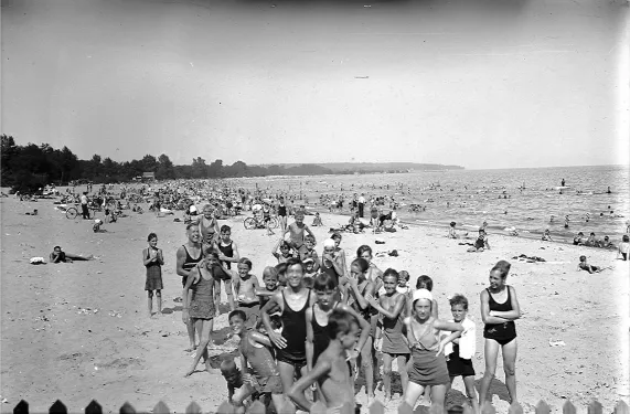 Leslie Beach, 1935